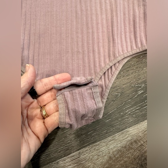 Fate by LFD Keyhole Bodysuit Top Womens Medium Ruffle Trim Purple - Picture 4 of 5